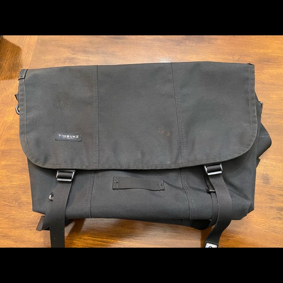 Timbuk2 Classic Messenger Bag, large, in black. - Picture 2 of 6